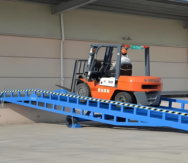 澄迈移动式卸货平台（叉车用）